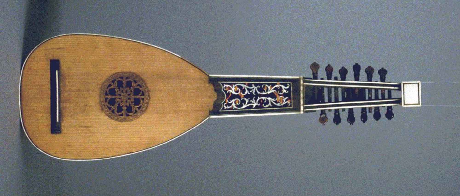 Многострунный музыкальный инструмент эпохи Барокко
